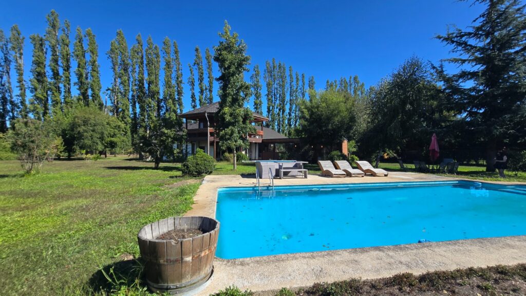 CASA EN PARCELA DE 5.000 M² – AMPLIOS ESPACIOS PARA DISFRUTAR EN FAMILIA